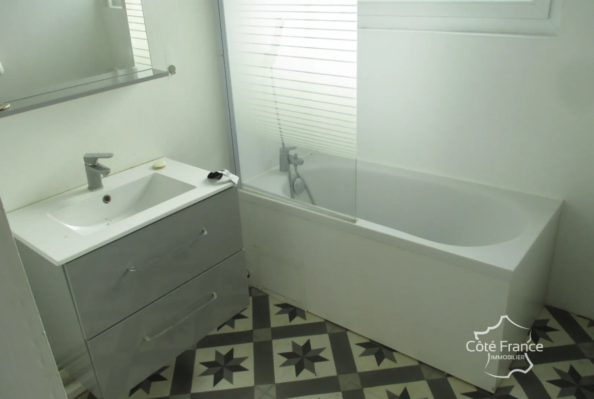 Belle maison à vendre à Coly, ensemble immobilier récent avec dépendances à rénover 