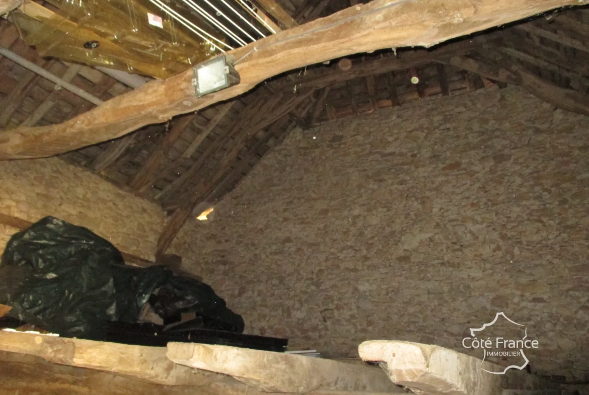 Belle maison à vendre à Coly, ensemble immobilier récent avec dépendances à rénover 