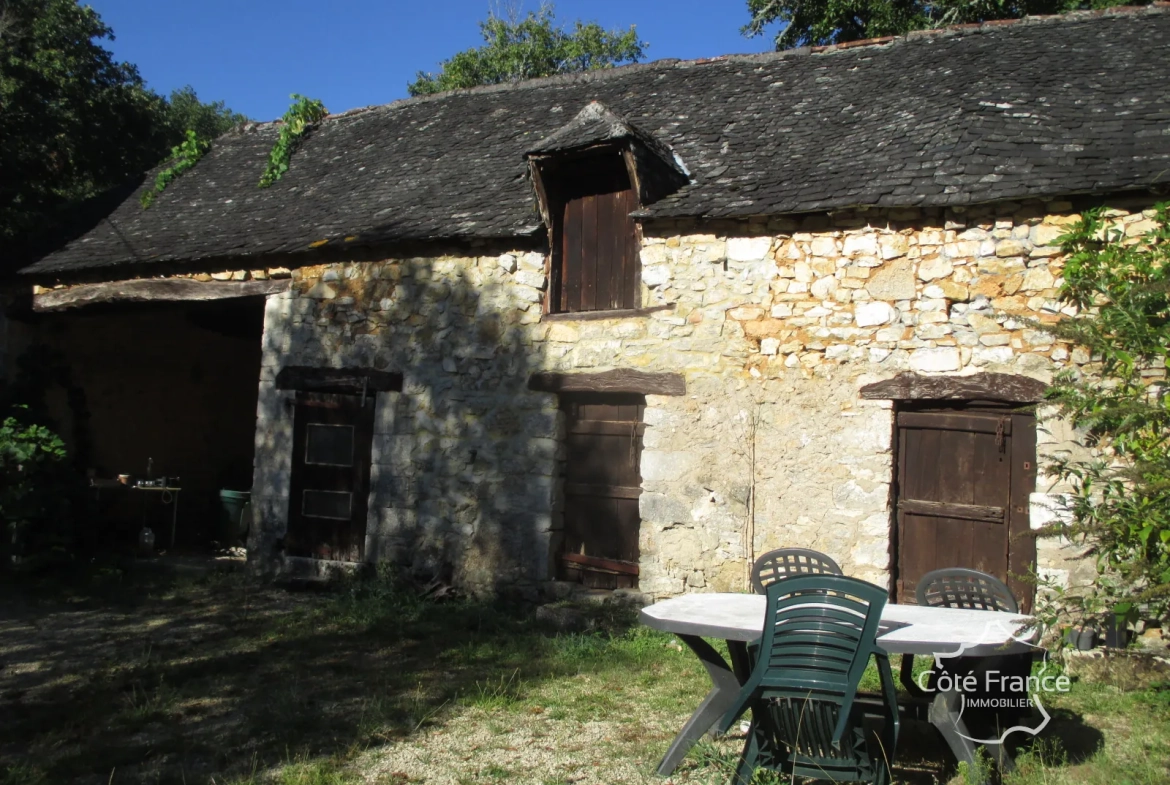 Belle maison à vendre à Coly, ensemble immobilier récent avec dépendances à rénover 