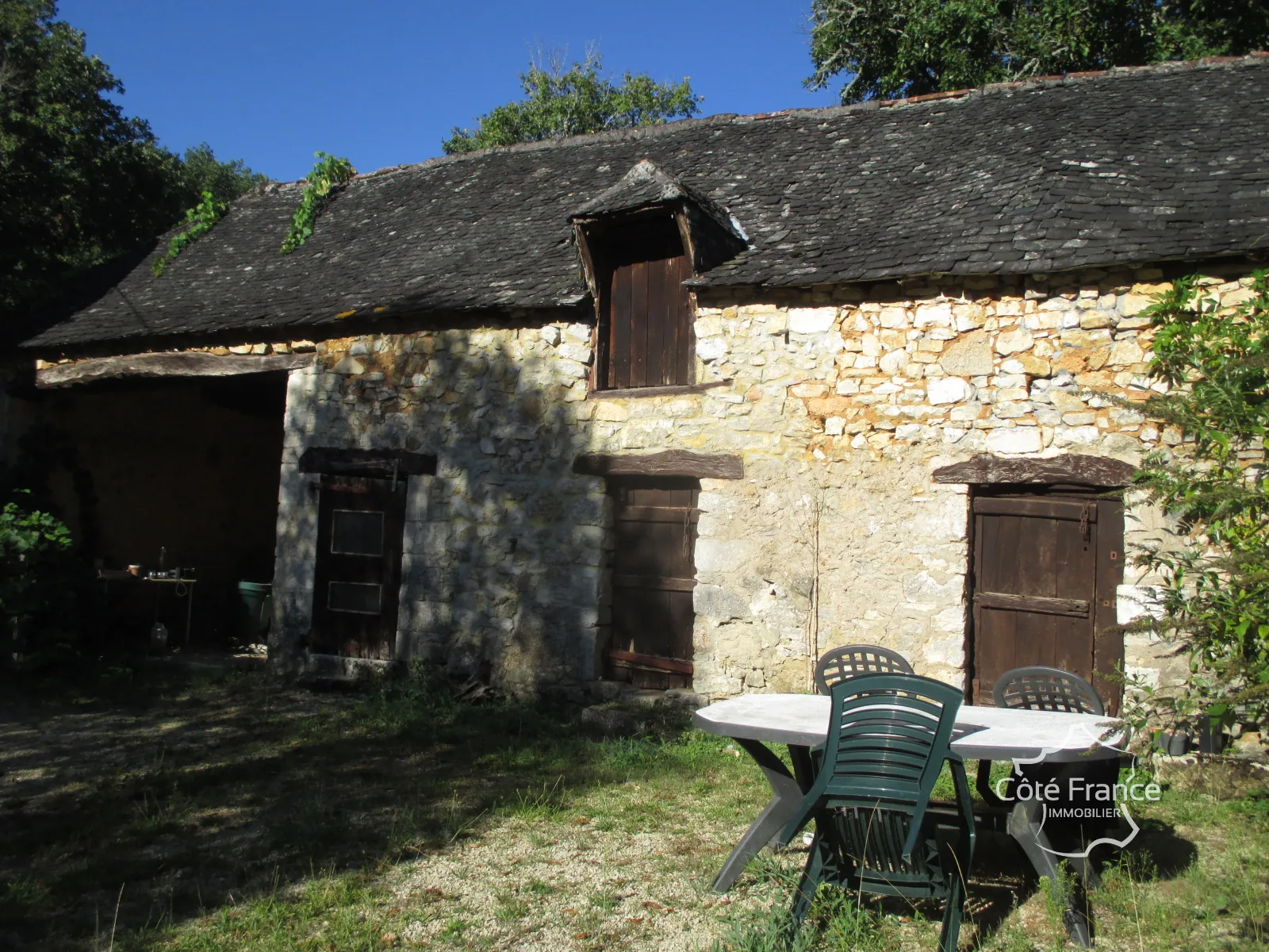 Belle maison à vendre à Coly, ensemble immobilier récent avec dépendances à rénover 