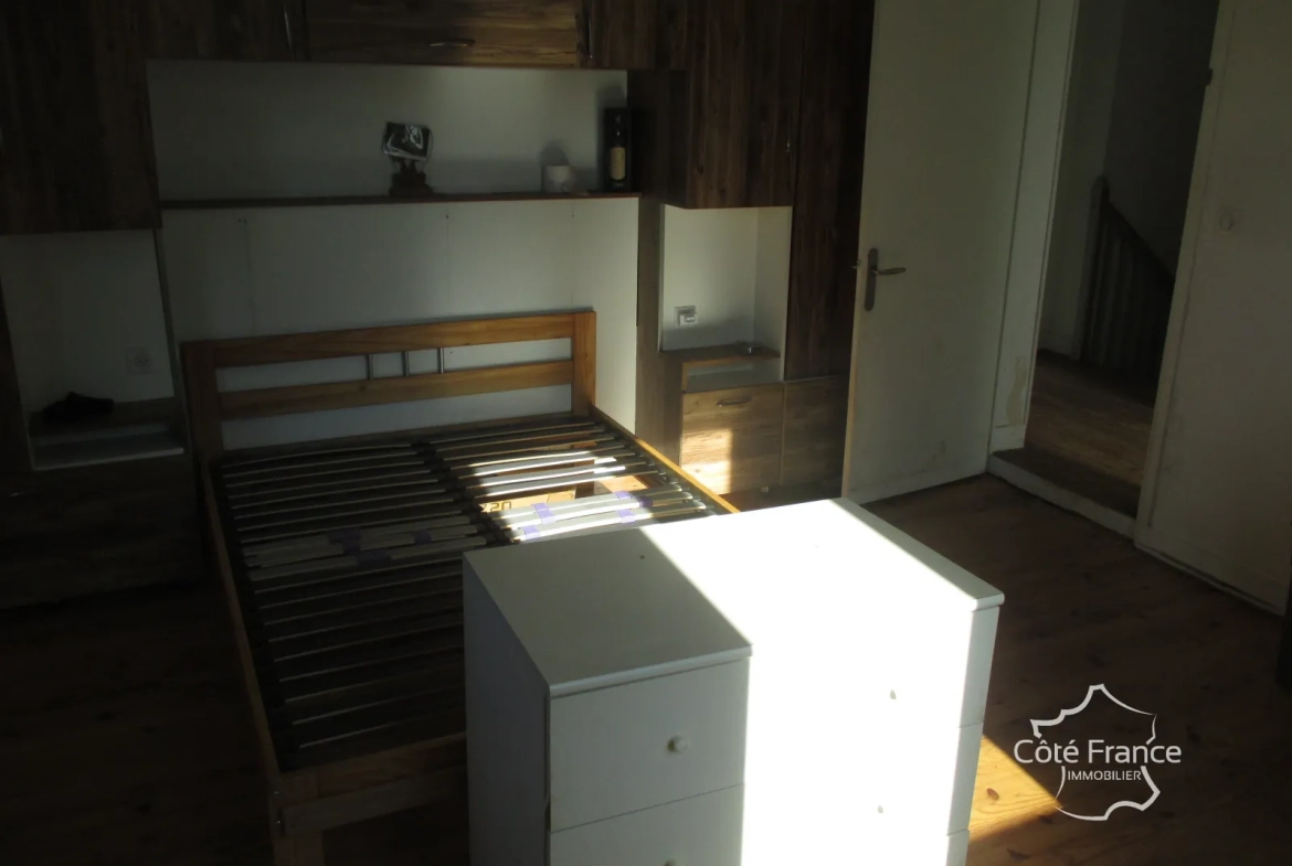 Belle maison à vendre à Coly, ensemble immobilier récent avec dépendances à rénover 