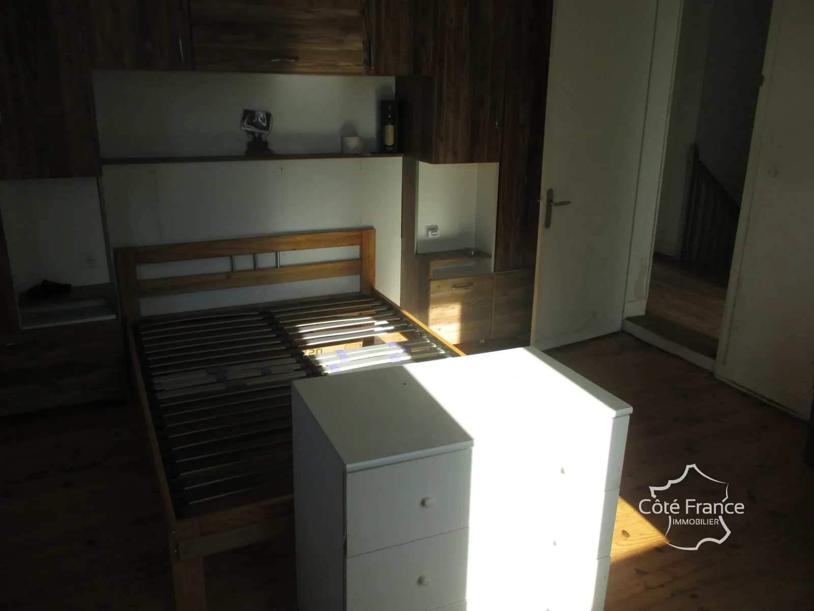 Belle maison à vendre à Coly, ensemble immobilier récent avec dépendances à rénover 