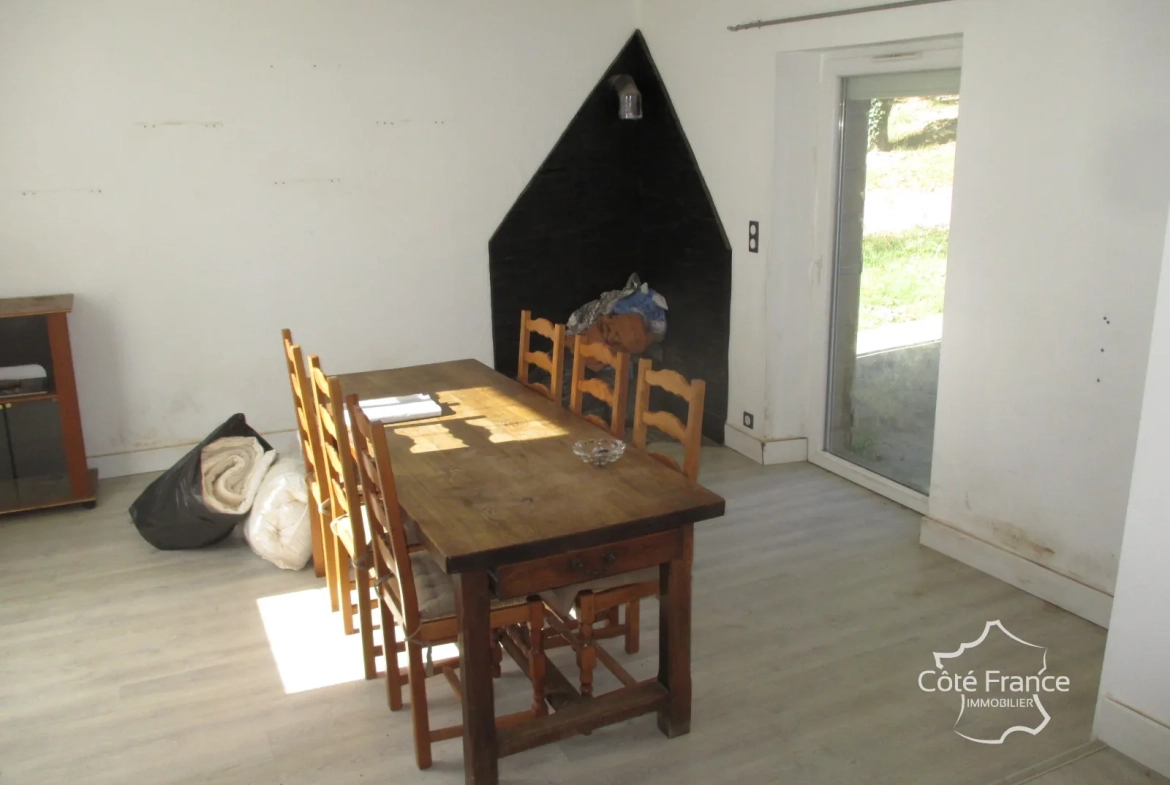 Belle maison à vendre à Coly, ensemble immobilier récent avec dépendances à rénover 