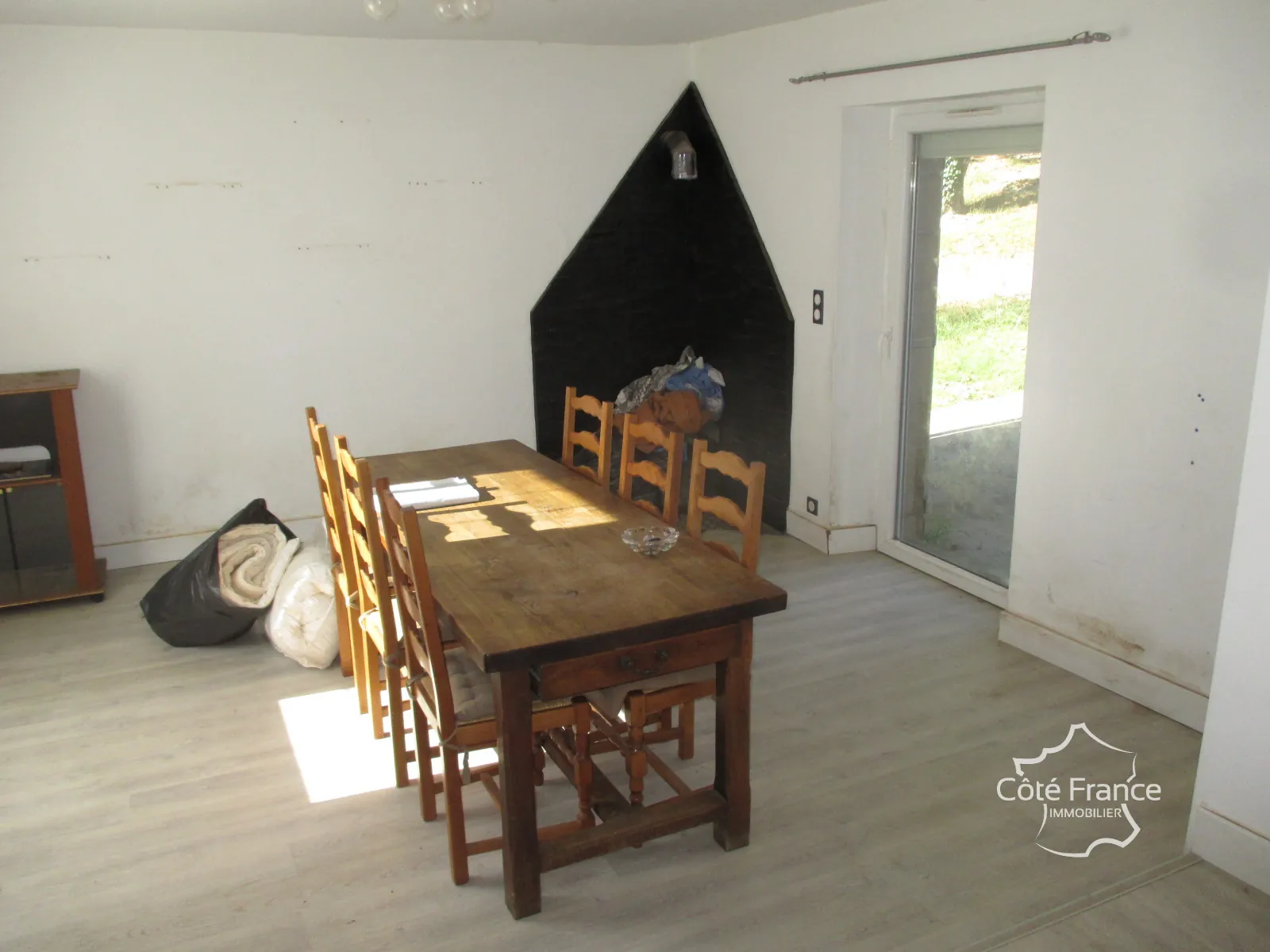 Belle maison à vendre à Coly, ensemble immobilier récent avec dépendances à rénover 