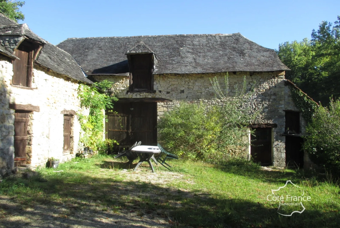 Belle maison à vendre à Coly, ensemble immobilier récent avec dépendances à rénover 