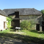 Belle maison à vendre à Coly, ensemble immobilier récent avec dépendances à rénover