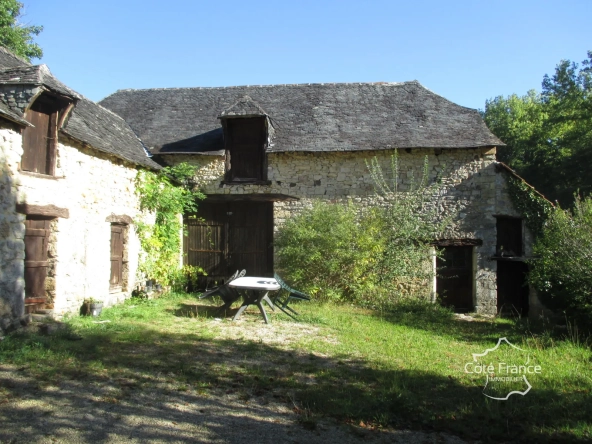 Belle maison à vendre à Coly, ensemble immobilier récent avec dépendances à rénover