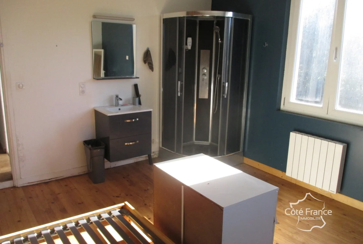 Belle maison à vendre à Coly, ensemble immobilier récent avec dépendances à rénover 
