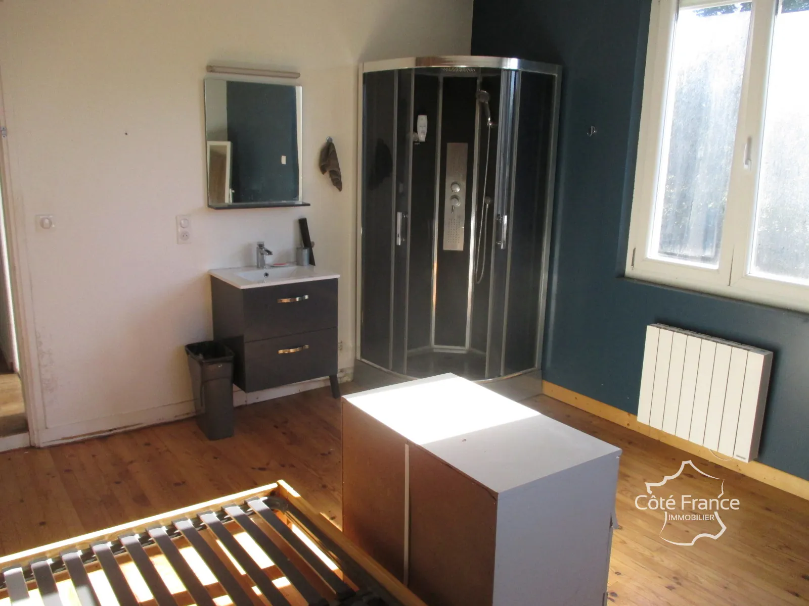 Belle maison à vendre à Coly, ensemble immobilier récent avec dépendances à rénover 