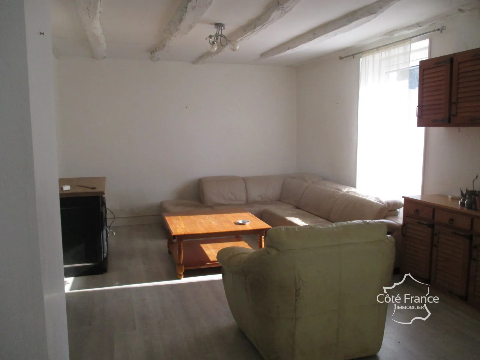 Belle maison à vendre à Coly, ensemble immobilier récent avec dépendances à rénover 