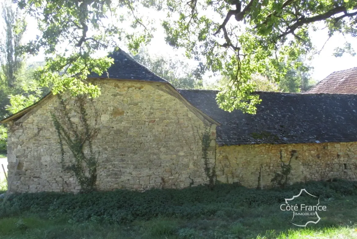 Belle maison à vendre à Coly, ensemble immobilier récent avec dépendances à rénover 