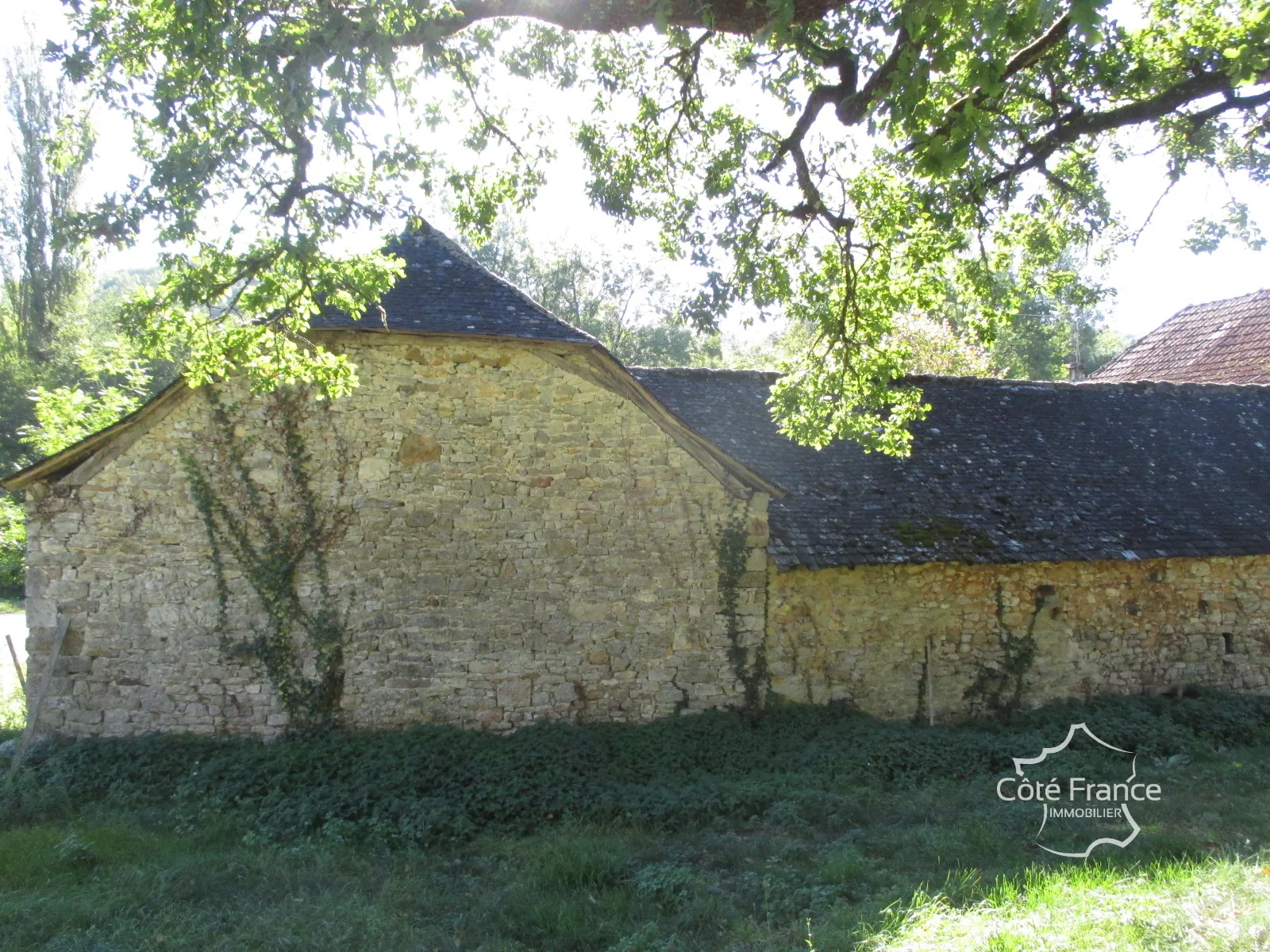 Belle maison à vendre à Coly, ensemble immobilier récent avec dépendances à rénover 
