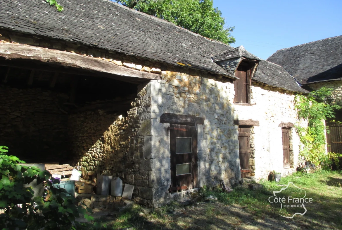 Belle maison à vendre à Coly, ensemble immobilier récent avec dépendances à rénover 