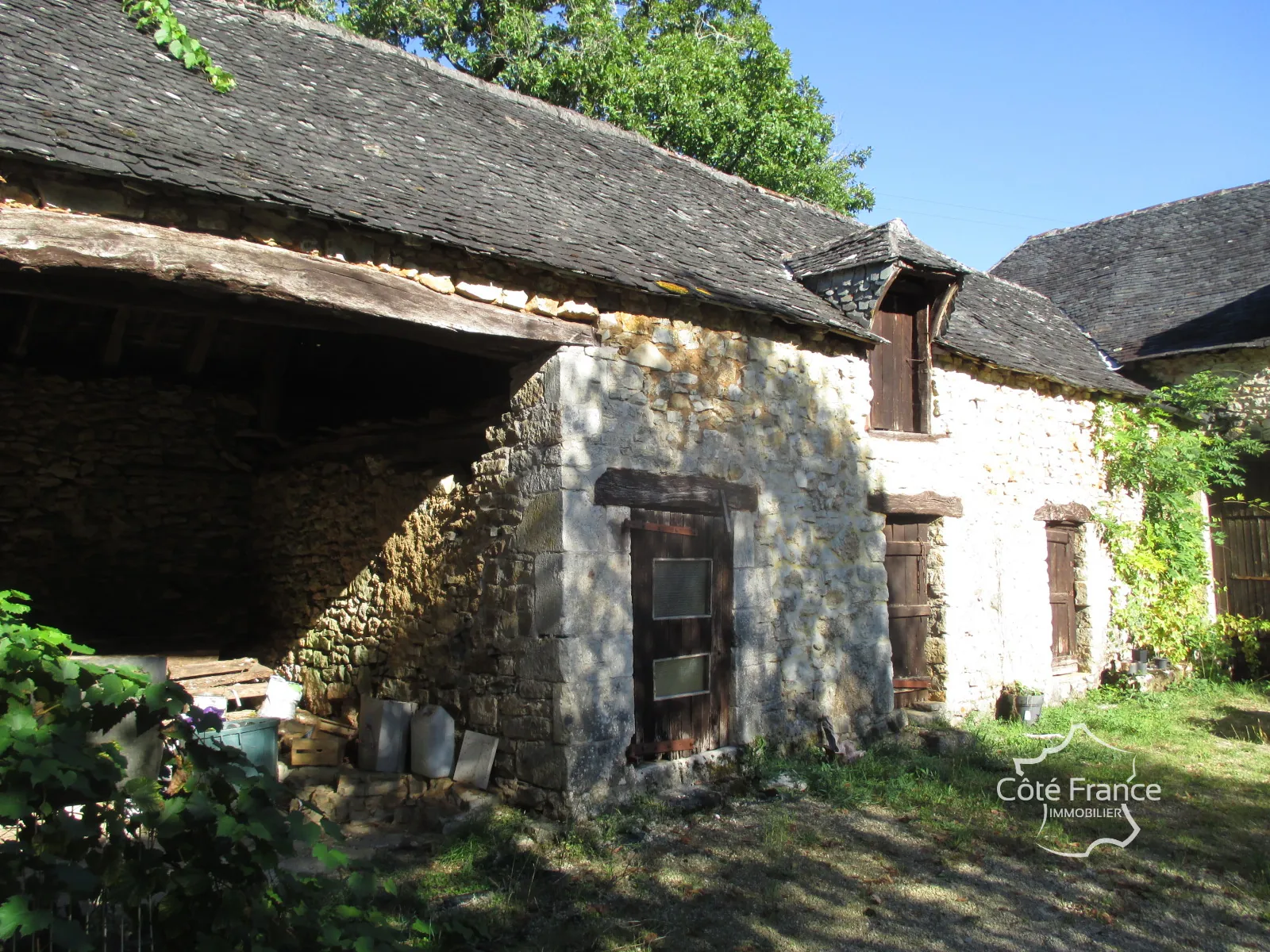 Belle maison à vendre à Coly, ensemble immobilier récent avec dépendances à rénover 