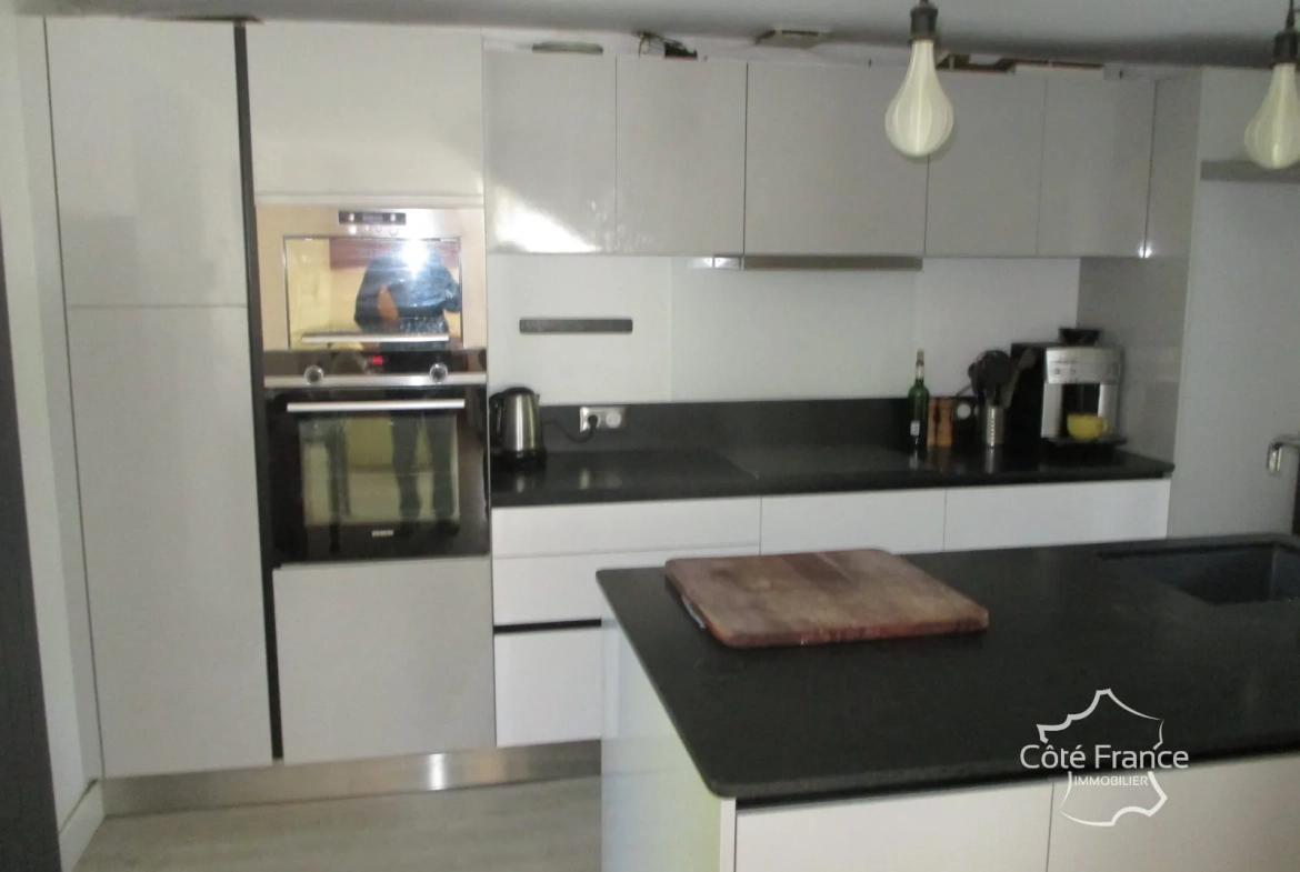 Belle maison à vendre à Coly, ensemble immobilier récent avec dépendances à rénover 