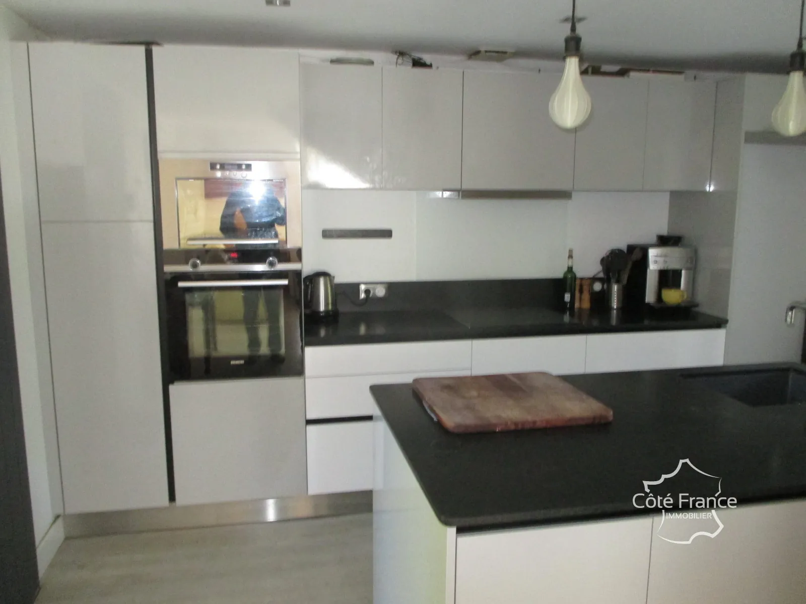 Belle maison à vendre à Coly, ensemble immobilier récent avec dépendances à rénover 