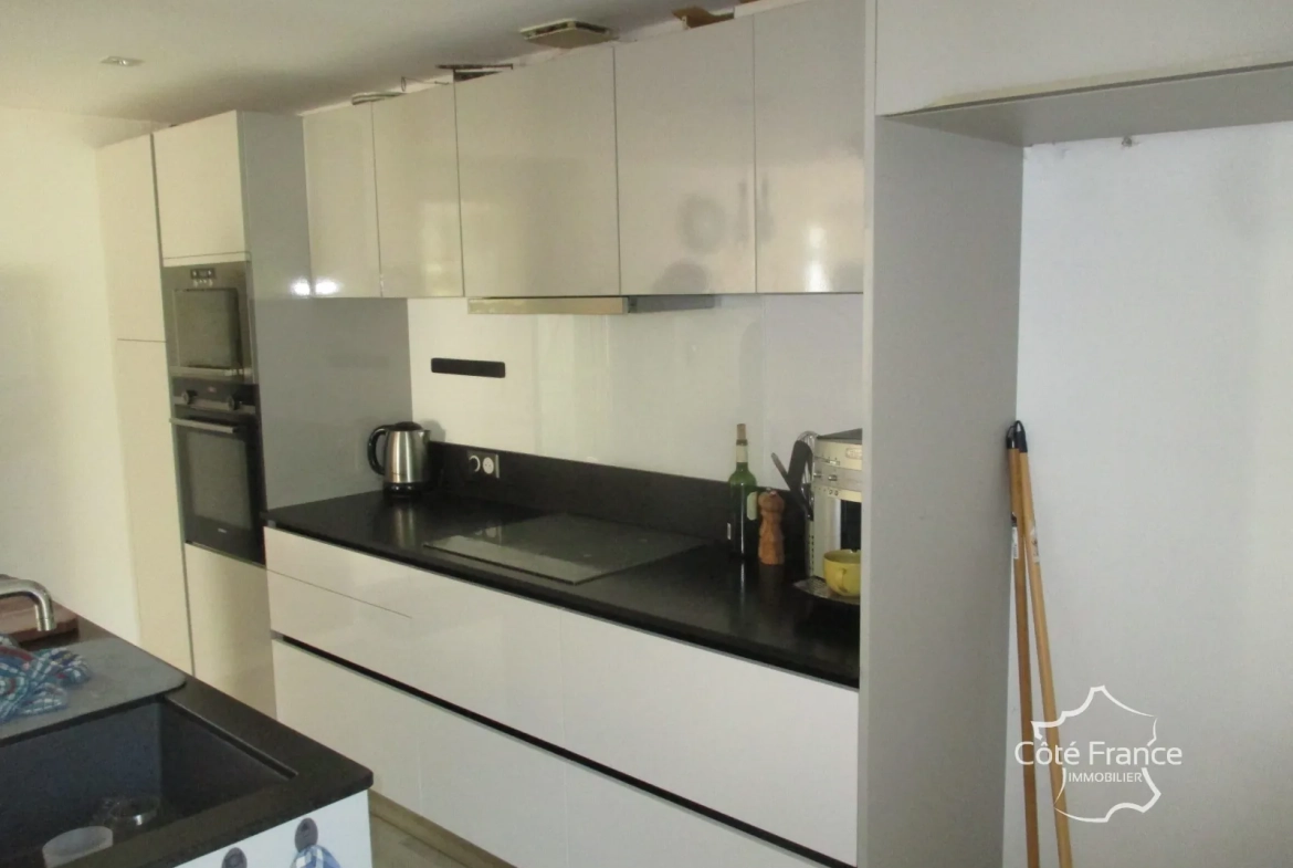 Belle maison à vendre à Coly, ensemble immobilier récent avec dépendances à rénover 