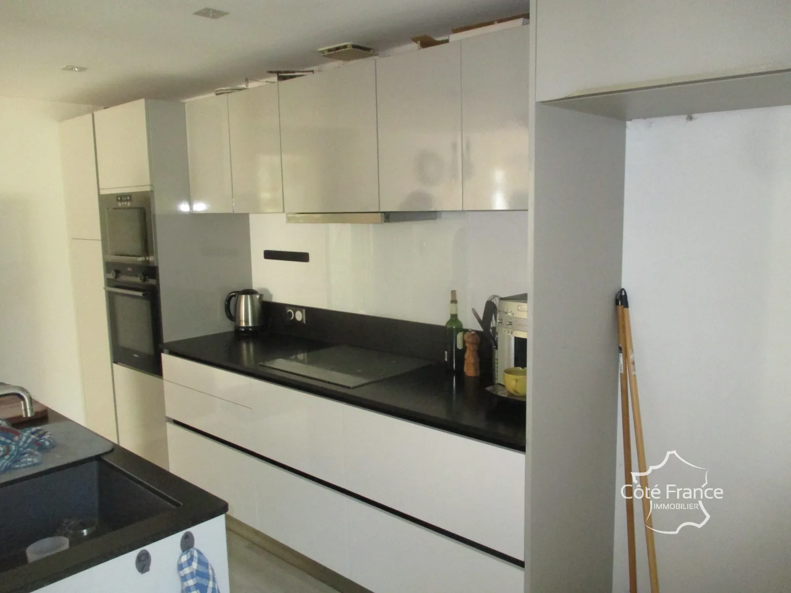 Belle maison à vendre à Coly, ensemble immobilier récent avec dépendances à rénover 