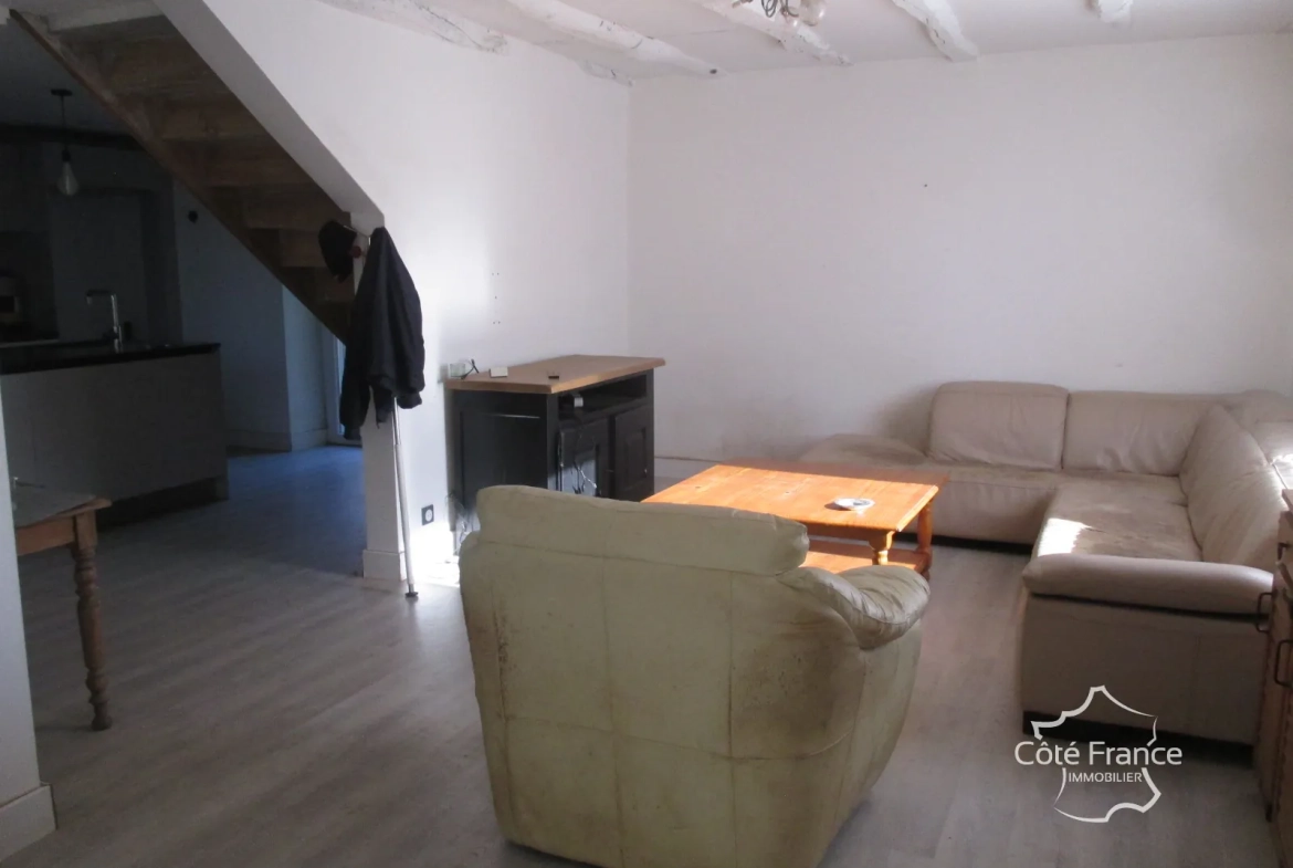 Belle maison à vendre à Coly, ensemble immobilier récent avec dépendances à rénover 