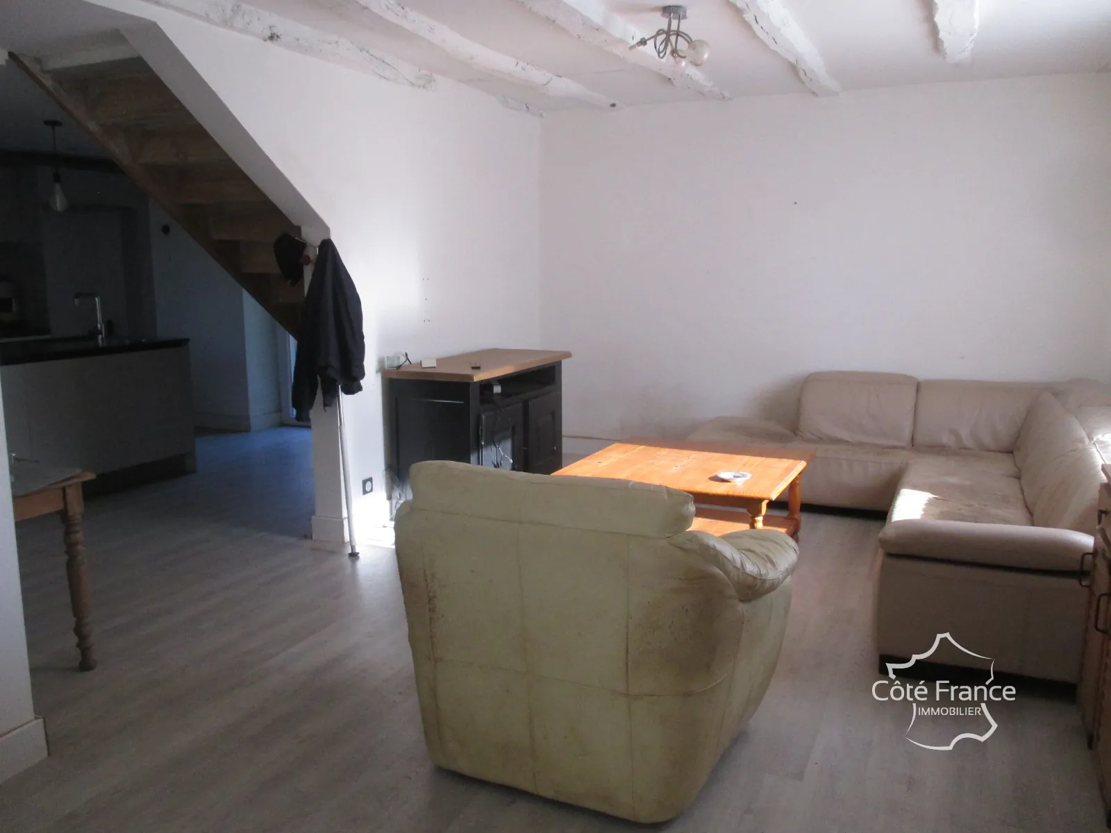 Belle maison à vendre à Coly, ensemble immobilier récent avec dépendances à rénover 
