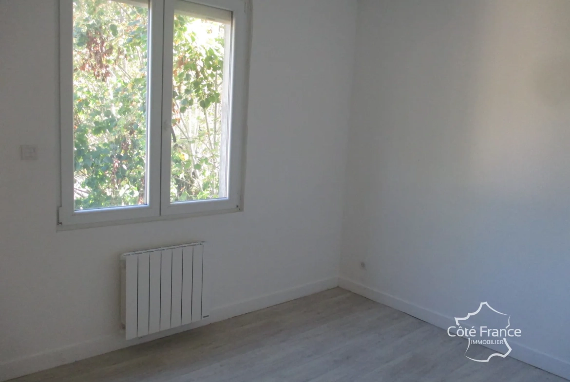 Belle maison à vendre à Coly, ensemble immobilier récent avec dépendances à rénover 