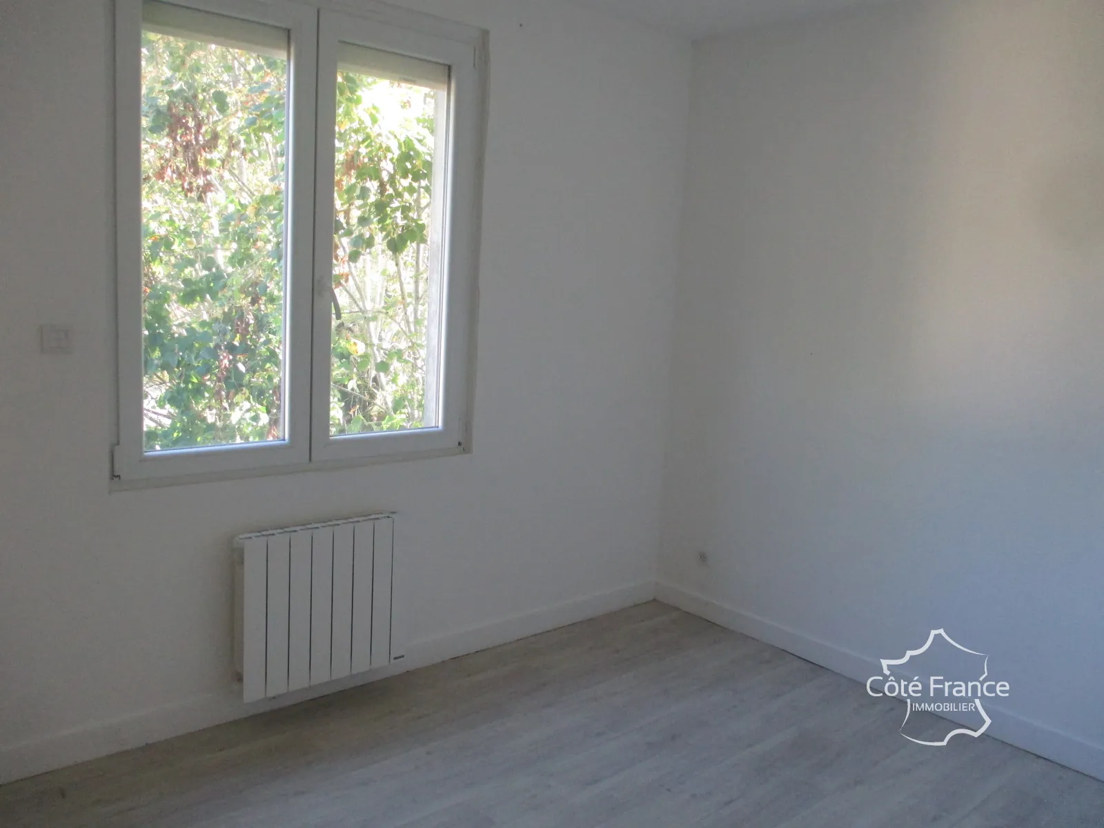 Belle maison à vendre à Coly, ensemble immobilier récent avec dépendances à rénover 