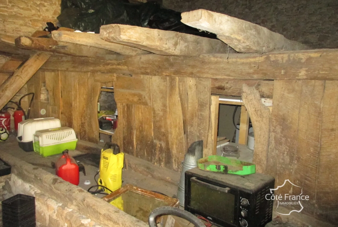 Belle maison à vendre à Coly, ensemble immobilier récent avec dépendances à rénover 