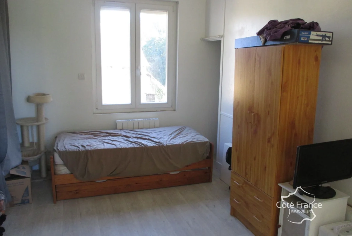Belle maison à vendre à Coly, ensemble immobilier récent avec dépendances à rénover 