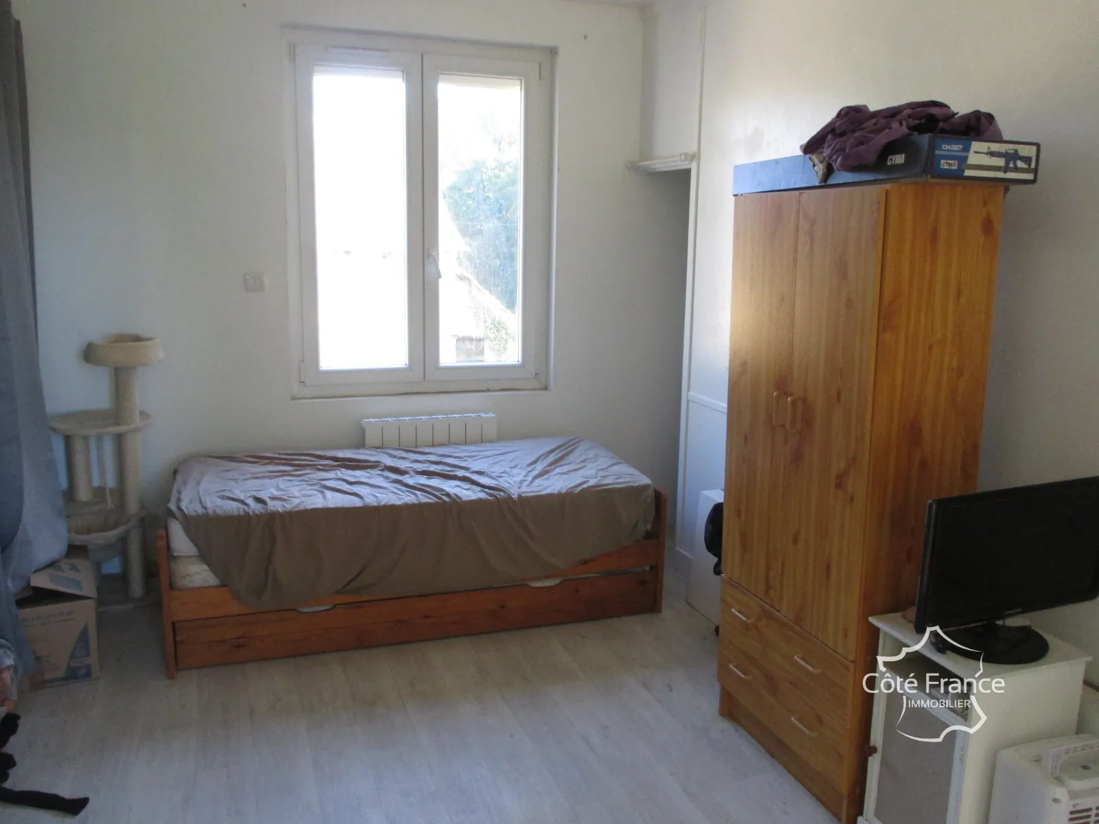 Belle maison à vendre à Coly, ensemble immobilier récent avec dépendances à rénover 