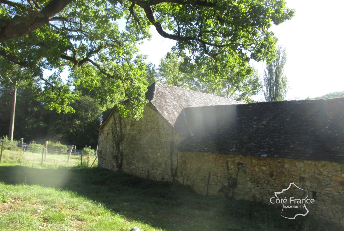 Belle maison à vendre à Coly, ensemble immobilier récent avec dépendances à rénover 