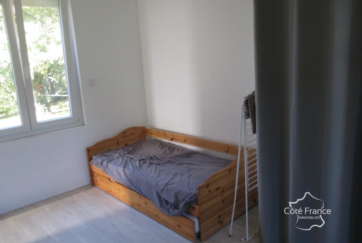 Belle maison à vendre à Coly, ensemble immobilier récent avec dépendances à rénover 