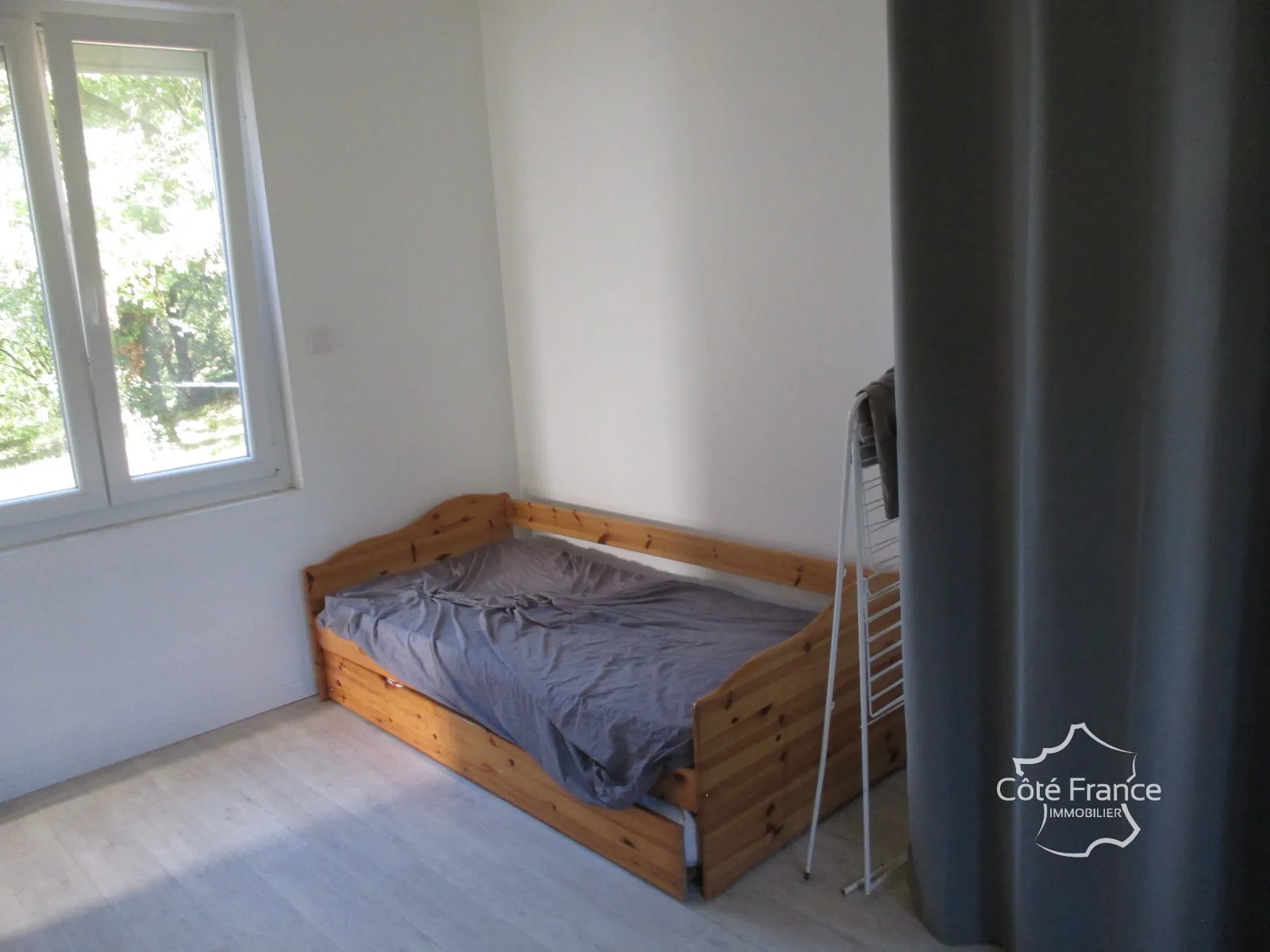 Belle maison à vendre à Coly, ensemble immobilier récent avec dépendances à rénover 