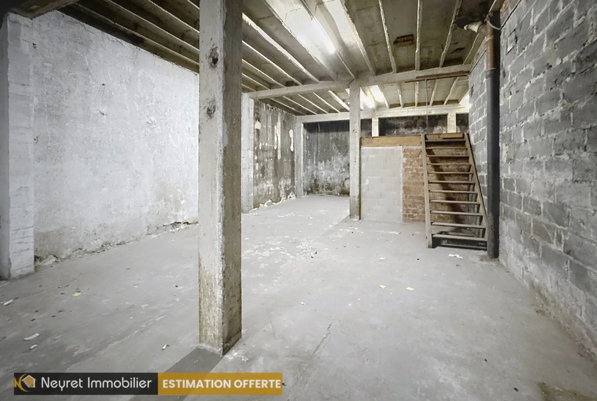 Dépôt de 258 m² dans le centre 2 à Saint-Étienne – Idéal pour aménager une habitation ou un espace professionnel 