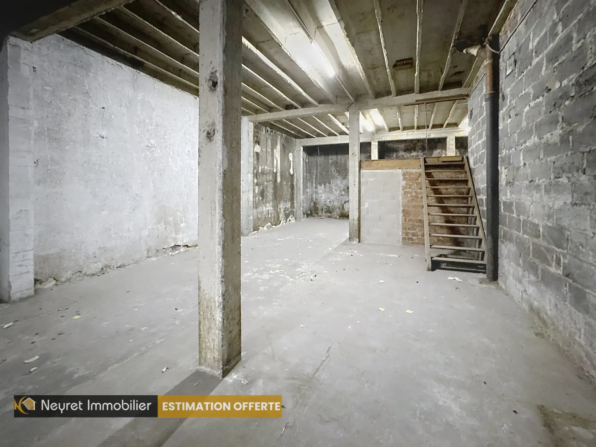 Dépôt de 258 m² dans le centre 2 à Saint-Étienne – Idéal pour aménager une habitation ou un espace professionnel 