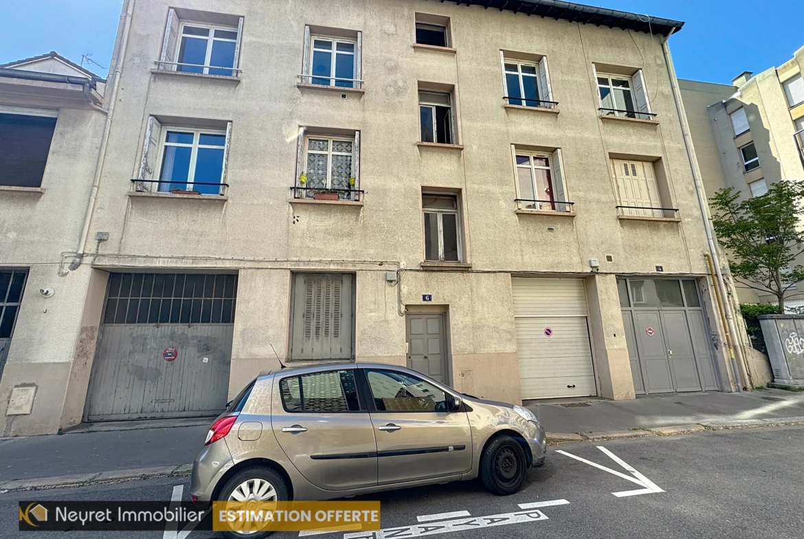 Dépôt de 258 m² dans le centre 2 à Saint-Étienne – Idéal pour aménager une habitation ou un espace professionnel 