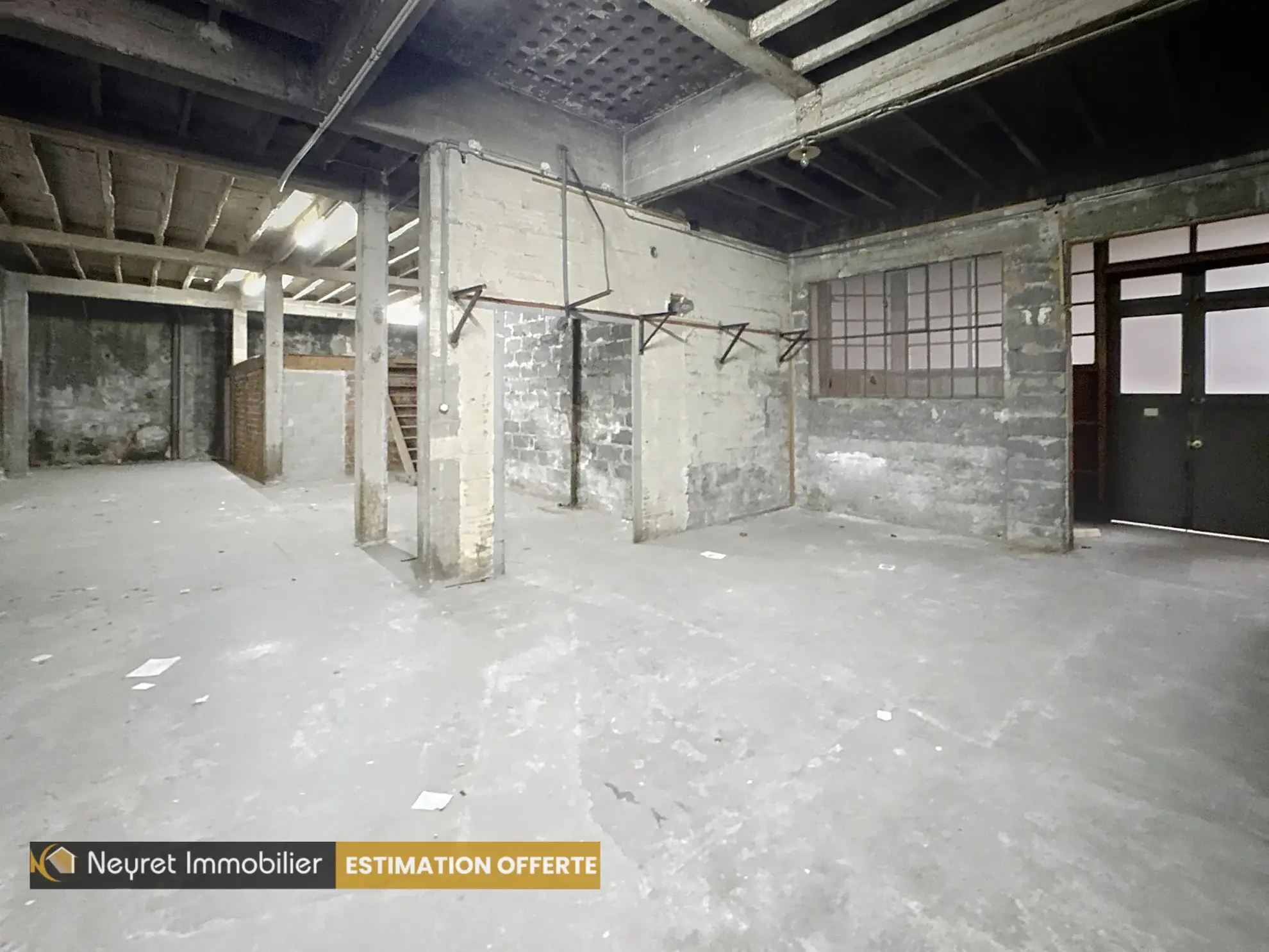Dépôt de 258 m² dans le centre 2 à Saint-Étienne – Idéal pour aménager une habitation ou un espace professionnel 