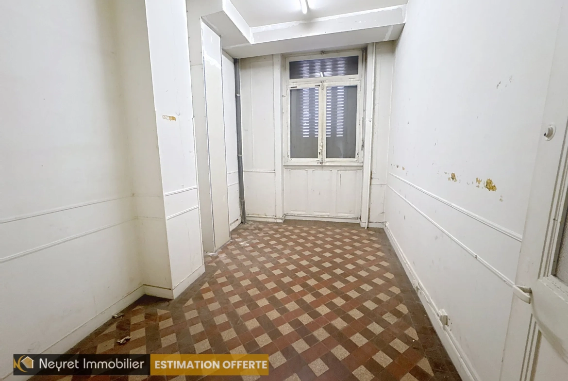 Dépôt de 258 m² dans le centre 2 à Saint-Étienne – Idéal pour aménager une habitation ou un espace professionnel 