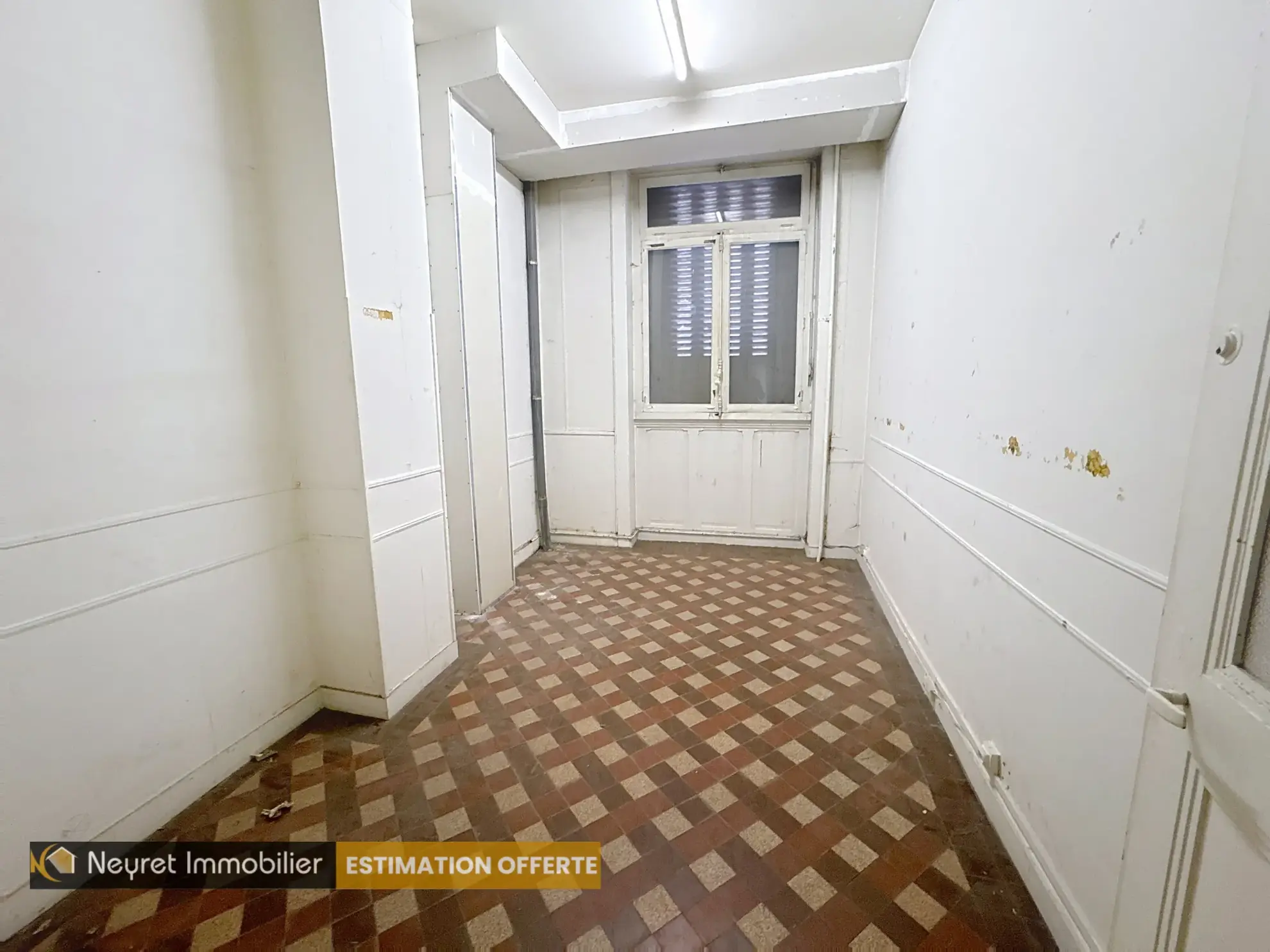 Dépôt de 258 m² dans le centre 2 à Saint-Étienne – Idéal pour aménager une habitation ou un espace professionnel 