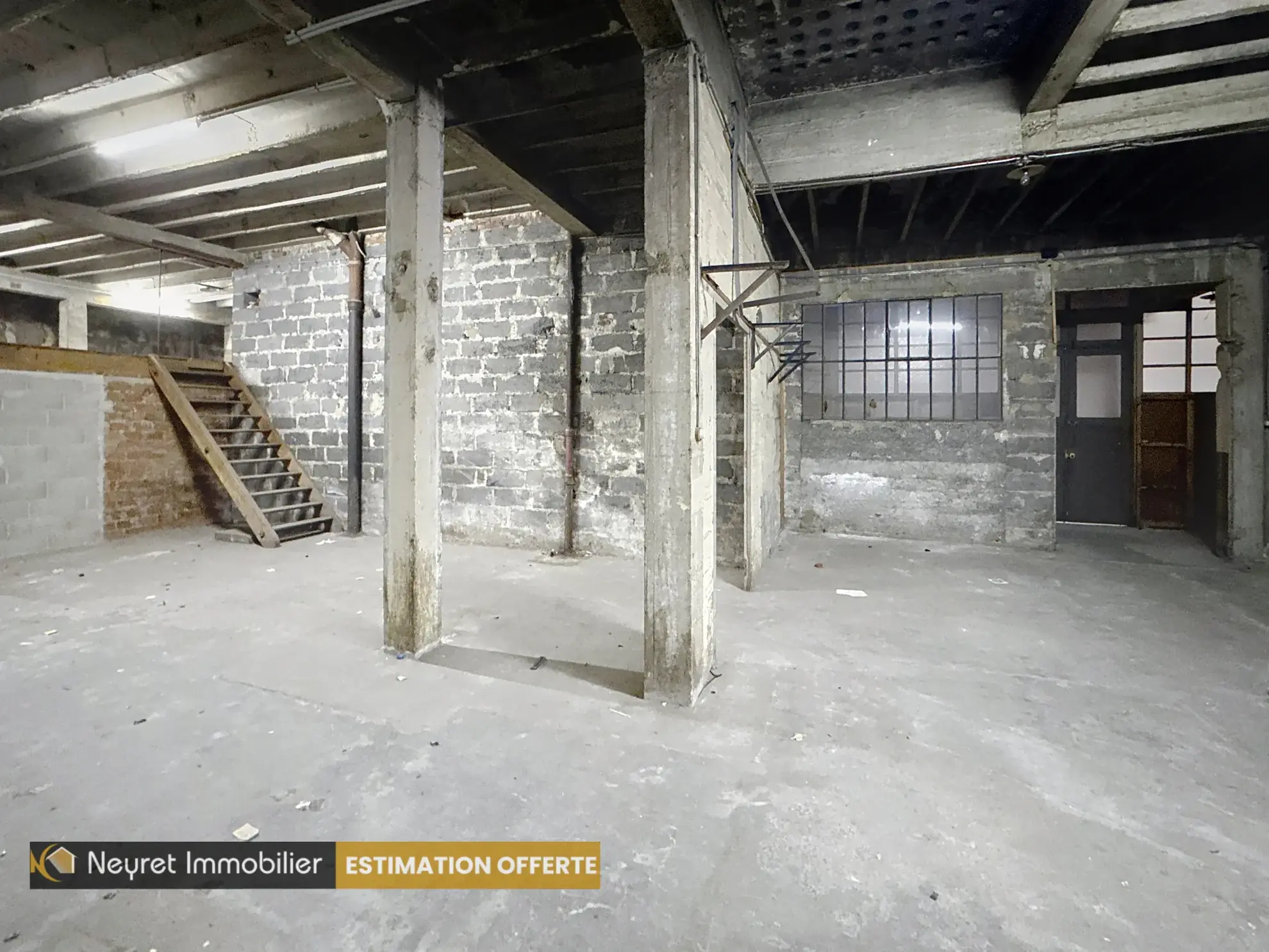 Dépôt de 258 m² dans le centre 2 à Saint-Étienne – Idéal pour aménager une habitation ou un espace professionnel 