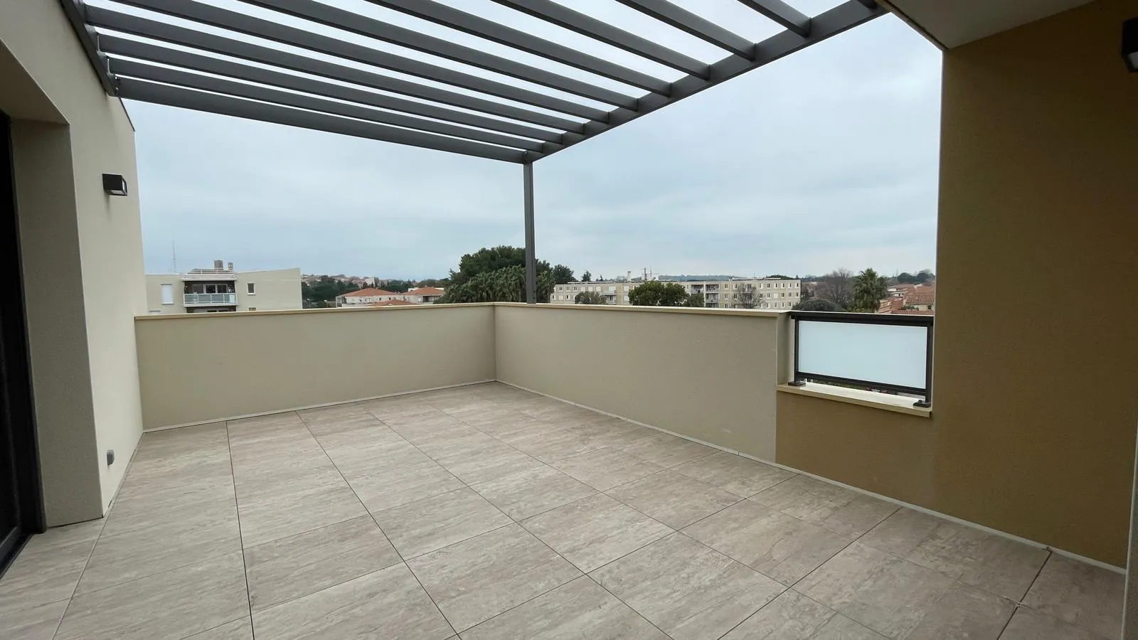 Appartement T4 à Elne - Dernier étage avec terrasse et prestations modernes 