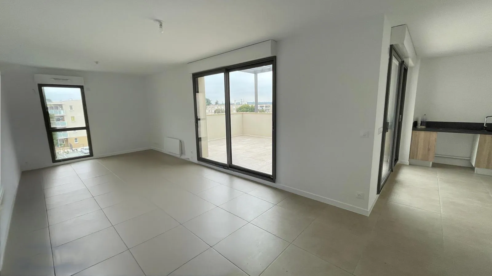 Appartement T4 à Elne - Dernier étage avec terrasse et prestations modernes 