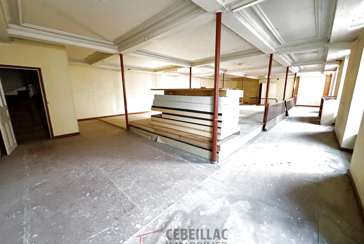 Immeuble à vendre à Saint-Flour – Projet de rénovation de 3 plateaux avec potentiel de six logements 
