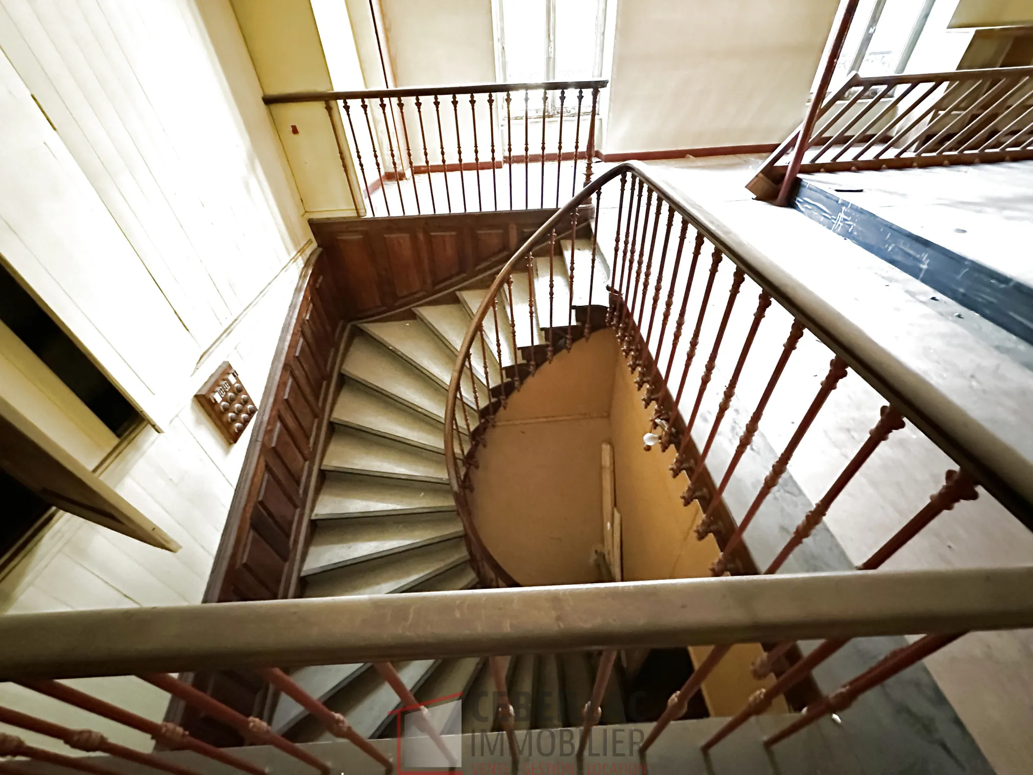 Immeuble à vendre à Saint-Flour – Projet de rénovation de 3 plateaux avec potentiel de six logements 