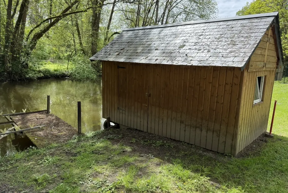 Maison individuelle de 144 m² avec dépendances en bord de rivière à Bossay-sur-Claise 