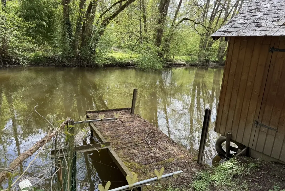 Maison individuelle de 144 m² avec dépendances en bord de rivière à Bossay-sur-Claise 