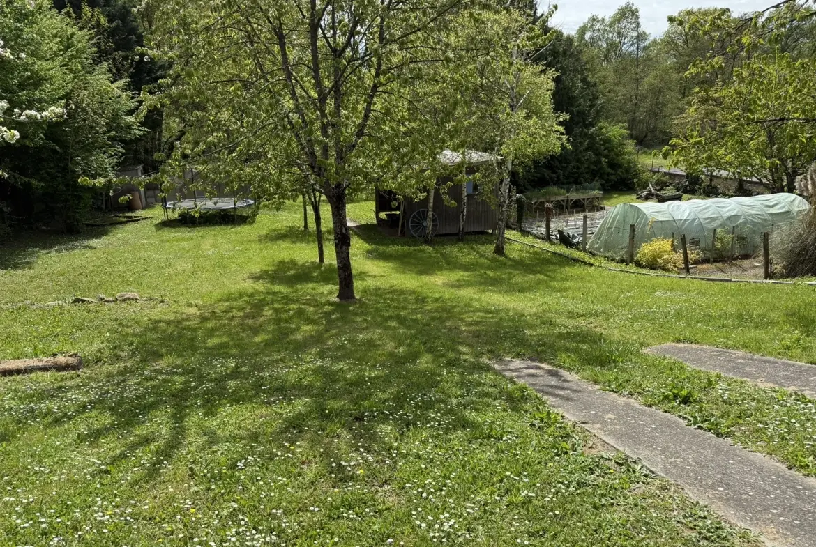 Maison individuelle de 144 m² avec dépendances en bord de rivière à Bossay-sur-Claise 