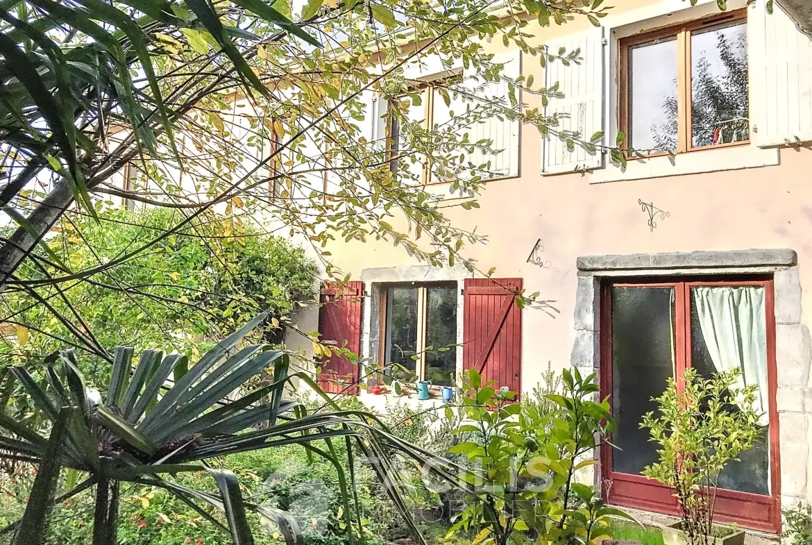 Maison de charme avec terrasse et vue sur les Pyrénées à Oloron-Sainte-Marie 