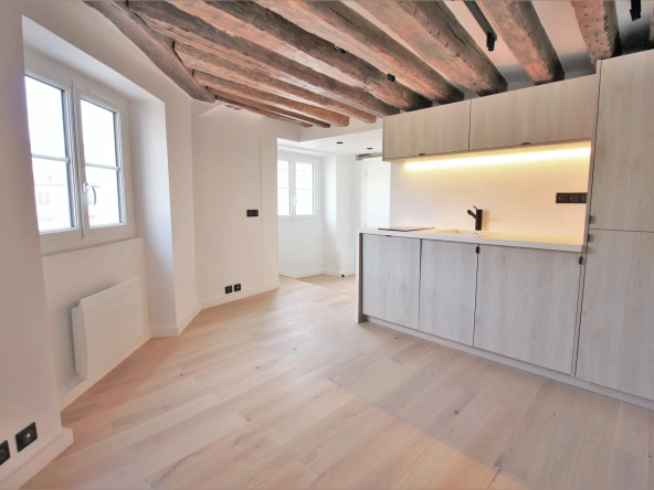 Studio rénové à vendre à Paris 4ème près du Métro Saint Paul et des places emblématiques