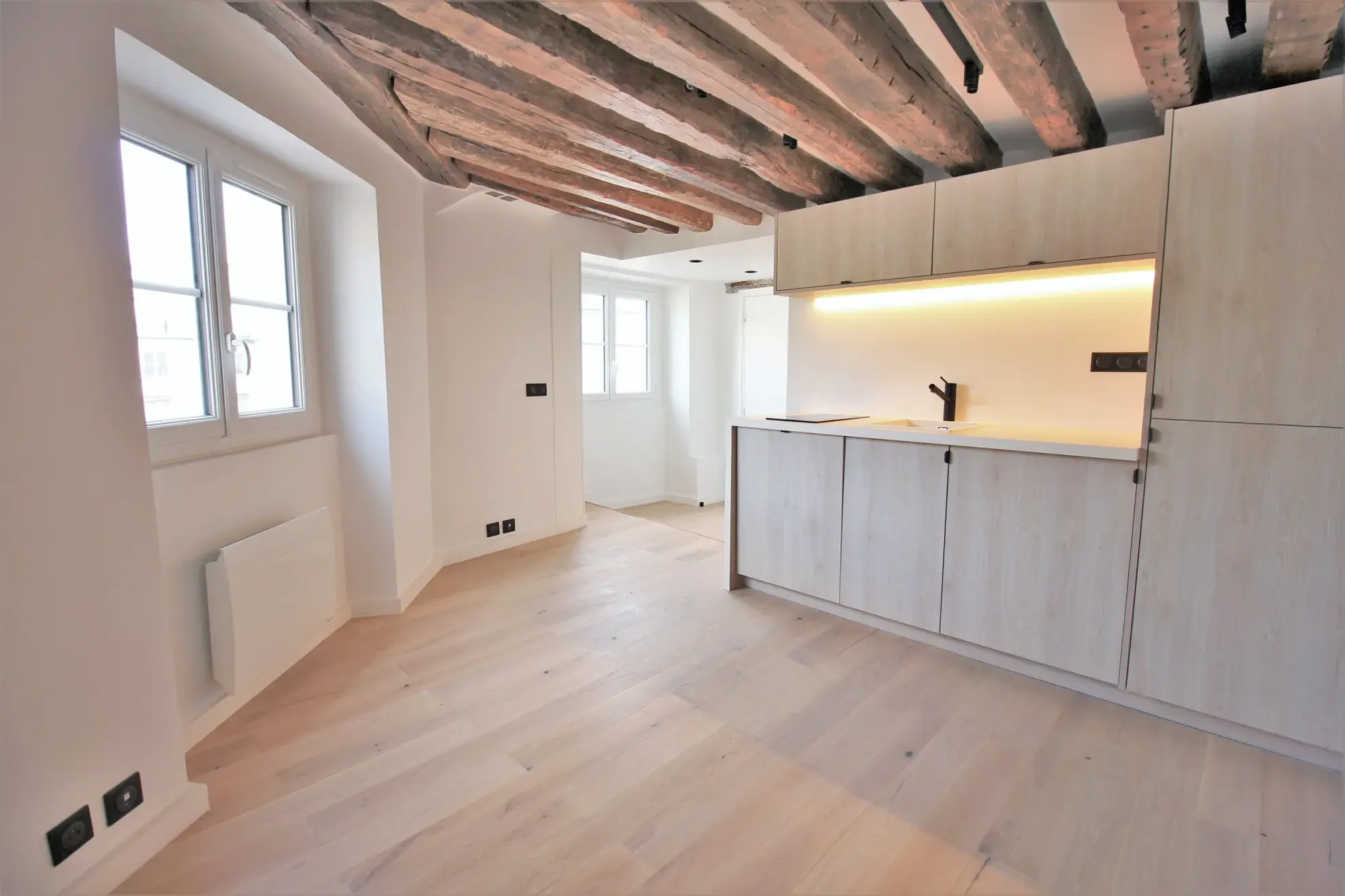Studio rénové à vendre à Paris 4ème près du Métro Saint Paul et des places emblématiques 