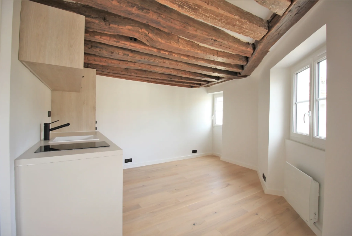 Studio rénové à vendre à Paris 4ème près du Métro Saint Paul et des places emblématiques 